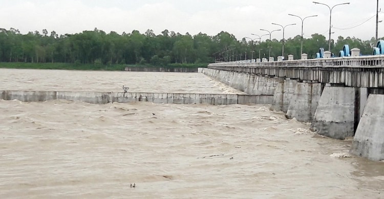 ভারী বর্ষণে তিস্তার পানি বিপৎসীমা ছুঁই ছুঁই