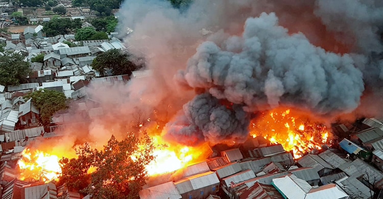 মহাখালীর সাততলা বস্তিতে আগুন, হাজারো ঘর ভস্মীভূত