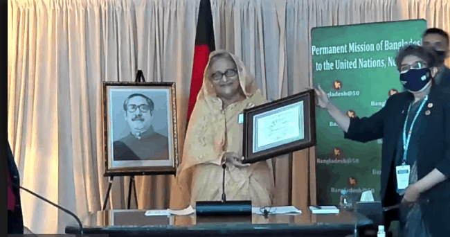 প্রধানমন্ত্রীকে জাতিসংঘের এসডিজি অগ্রগতি পুরস্কার প্রদান