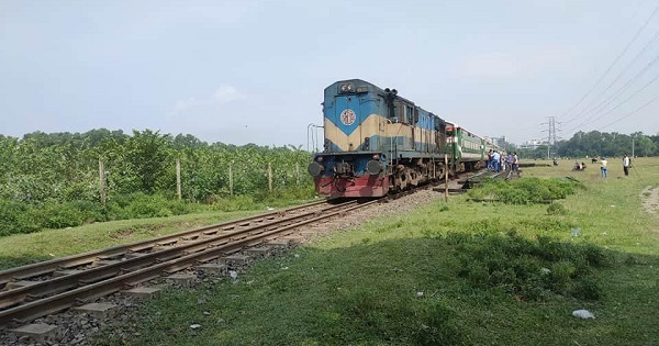 ইঞ্জিন বিকল, ঢাকার সঙ্গে তিন বিভাগের রেল যোগাযোগ বন্ধ