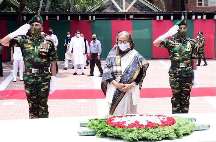 টুঙ্গিপাড়ায় বঙ্গবন্ধুর মাজারে ফাতেহা পাঠ করলেন প্রধানমন্ত্রী