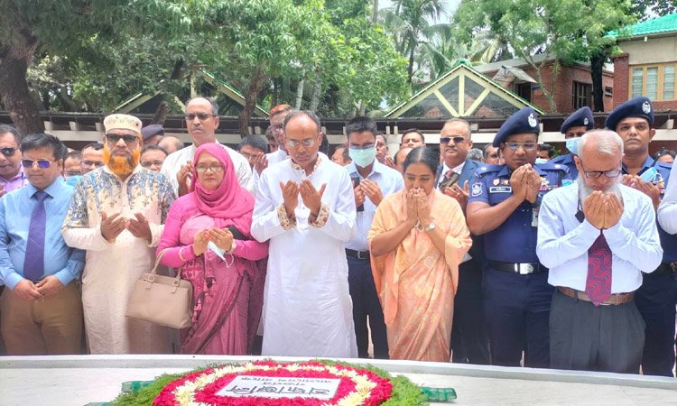 বঙ্গবন্ধুর সমাধিতে বাংলাদেশ ব্যাংকের নবনিযুক্ত গভর্নরের শ্রদ্ধা